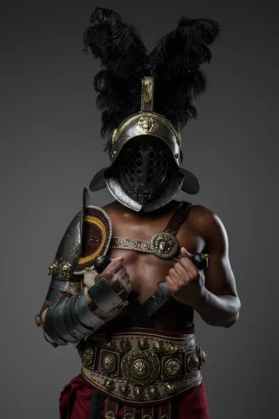 Tiro Gladiador Preto Muscular Com Tronco Com Duas Espadas Vestidas — Fotografia de Stock