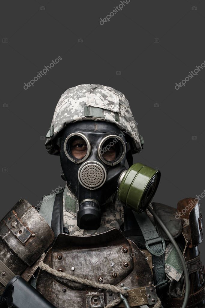 Ritratto Soldato Armato Vestito Con Abiti Protettivi Mimetici Maschera  Antigas - Foto Stock: Foto, Immagini © fxquadro 574397946