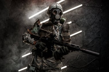 Kamuflaj kıyafetleri ve gaz maskesi giymiş karanlık arka planda bir askerin çizimi..