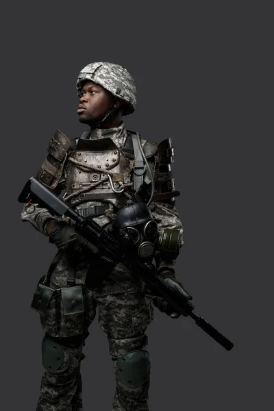 Πορτρέτο Του Αφρικανικού Στρατιωτικού Άνδρα Ντυμένος Μοντέρνα Στολή Καμουφλάζ Κρατώντας — Φωτογραφία Αρχείου