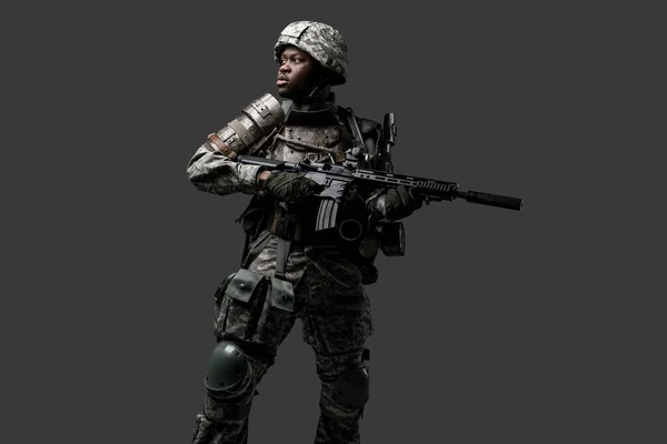 Photo Isolated Grey Black Soldier Dressed Protective Uniform Posing Rifle — Stock Photo, Image