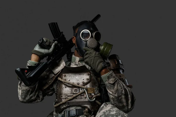 Estúdio Tiro Homem Militar Preto Com Máscara Gás Segurando Rifle — Fotografia de Stock