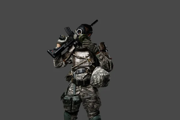 Studio Shot Van Zwarte Leger Soldaat Gekleed Beschermende Gas Masker — Stockfoto