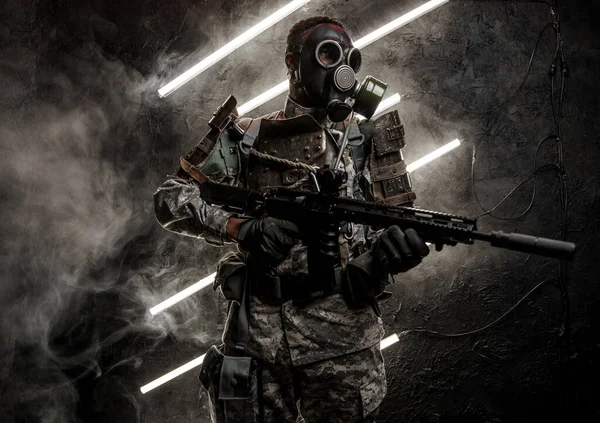 Снимок Военного Африканца Противогазом Винтовкой Темном Фоне Неоном Дымом — стоковое фото