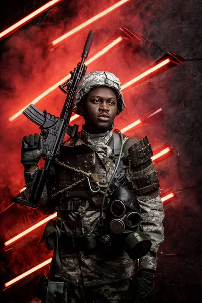 Prise Vue Soldat Noir Vêtu Une Armure Camouflage Posant Sur — Photo