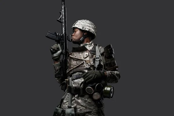 Фото Ізольованого Сіро Чорному Солдаті Одягненому Захисну Форму Позує Гвинтівкою — стокове фото