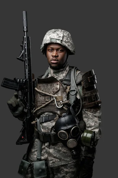 Portret Van Een Afrikaans Militair Gekleed Modern Camouflageuniform Met Geweer — Stockfoto