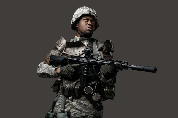 ライフルでポーズをとって防護服を着た灰色の黒い兵士に隔離された写真 — ストック写真
