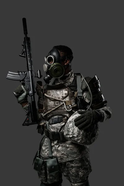 Studio Colpo Nero Militare Uomo Con Maschera Antigas Tenendo Lontano — Foto Stock