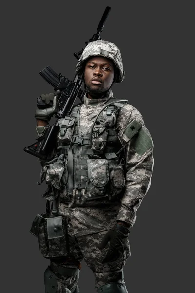 Foto Belo Militar Etnia Africana Armado Com Rifle Isolado Cinza — Fotografia de Stock