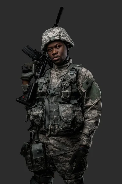 Foto Guapo Militar Etnia Africana Armado Con Rifle Aislado Gris —  Fotos de Stock