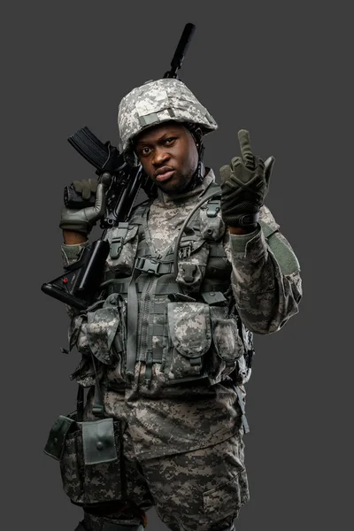 Afrikanischer Soldat Mit Ernstem Gesicht Hält Gewehr Und Zeigt Mittelfinger — Stockfoto