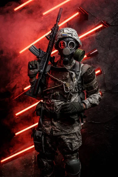 Studyjne Ujęcie Futurystycznego Żołnierza Ubranego Zbroję Kamuflażową Trzymającego Karabin Ramieniu — Zdjęcie stockowe