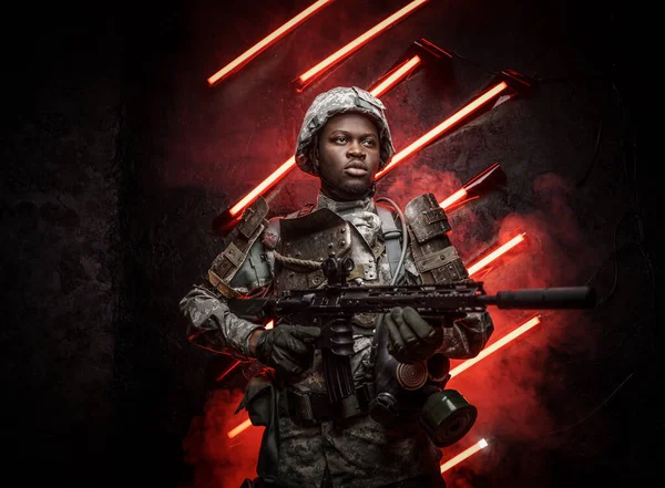 Постріл Військовослужбовця Африканської Етнічної Групи Рушницею Апокаліптичному Стилі Фоні Червоним — стокове фото