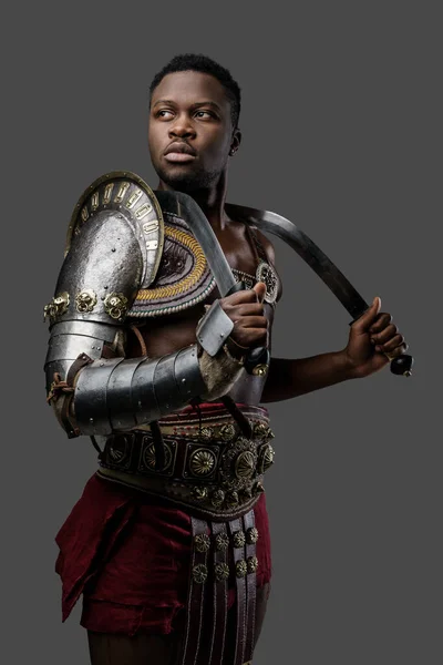 Portret Van Geïsoleerd Grijze Gladiator Van Afrikaanse Afkomst Gekleed Lichte — Stockfoto