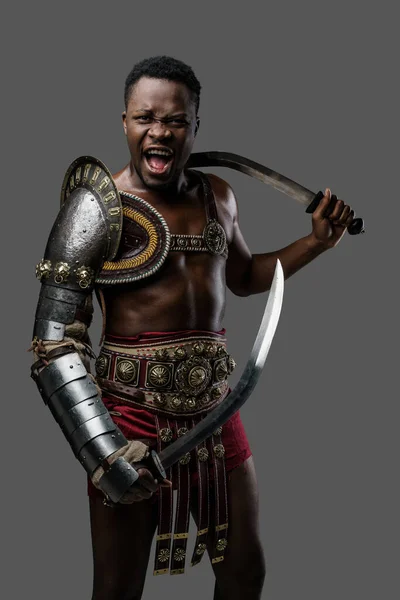 Fotografia Violento Antigo Gladiador Etnia Africana Gritando Câmera — Fotografia de Stock