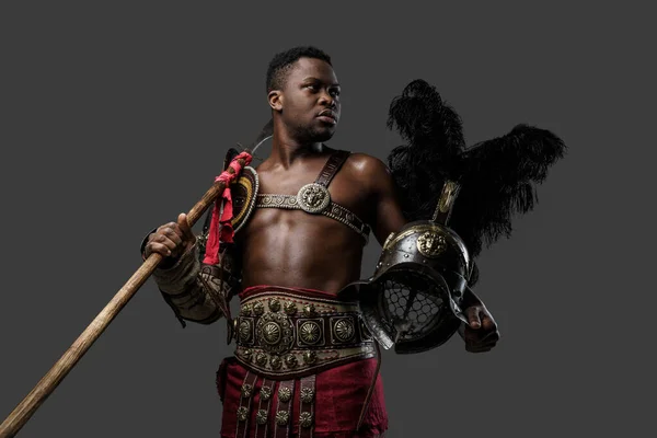 Retrato Gladiador Africano Muscular Segurando Capacete Penas Lança Isolado Fundo — Fotografia de Stock