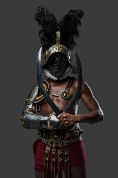 Prise Vue Gladiateur Noir Musclé Avec Torse Avec Deux Épées — Photo