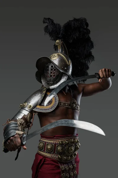 Fotografia Silnego Gladiatora Afrykańskiego Pochodzenia Etnicznego Śliwkowym Hełmem Dwoma Mieczami — Zdjęcie stockowe