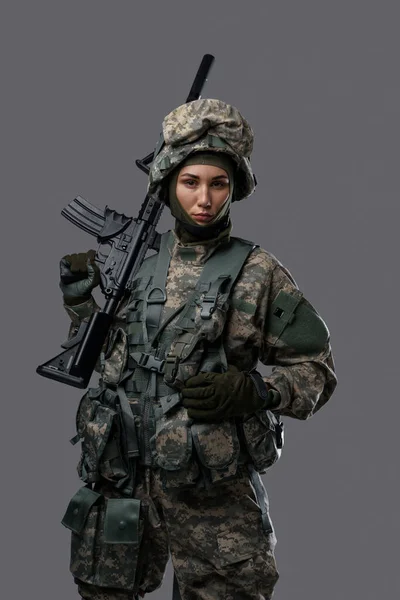 Retrato Mujer Militar Vestida Con Ropa Protectora Sosteniendo Rifle Hombro — Foto de Stock