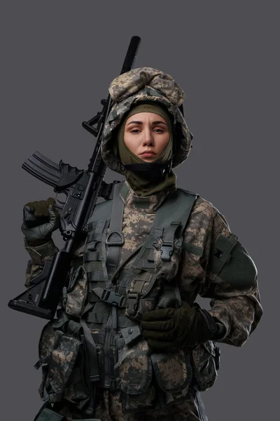 Retrato Mujer Militar Vestida Con Ropa Protectora Sosteniendo Rifle Hombro — Foto de Stock