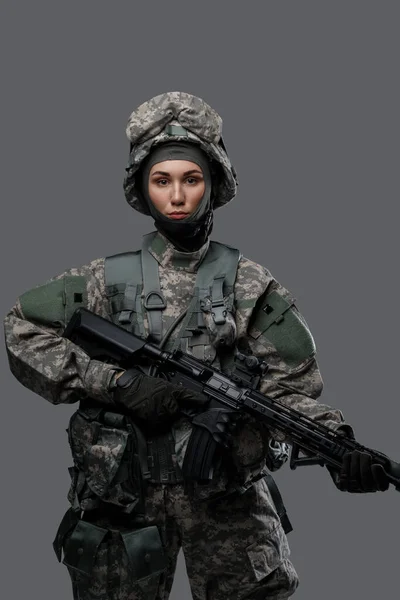 Tiro Mujer Fuerzas Especiales Vestida Con Uniforme Protector Sosteniendo Rifle — Foto de Stock