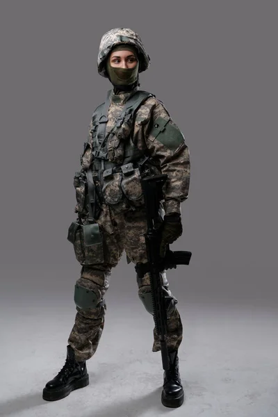 Фото Ізольованих Сірому Спецназі Жінка Тримає Гвинтівку Уніформі Шоломом — стокове фото