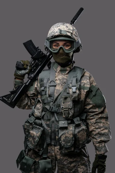 Tiros Mulher Militante Vestida Uniforme Com Capacete Óculos Segurando Rifle — Fotografia de Stock