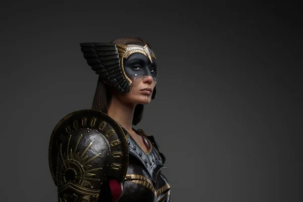 ダークスチールの鎧を着た絵の顔を持つ魅力的な女性戦士の肖像画 — ストック写真