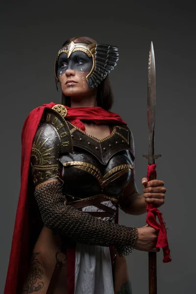 Studio Zdjęcia Starożytnej Kobiety Żołnierz Ubrany Stalowej Zbroi Peleryną Trzymając — Zdjęcie stockowe