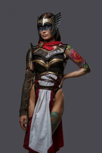 Retrato Mulher Guerreira Com Corpo Tatuado Passado Vestida Com Armadura — Fotografia de Stock