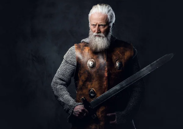 Studio Shot Van Middeleeuwse Bejaarde Krijger Gekleed Gepantserde Kleding Met — Stockfoto