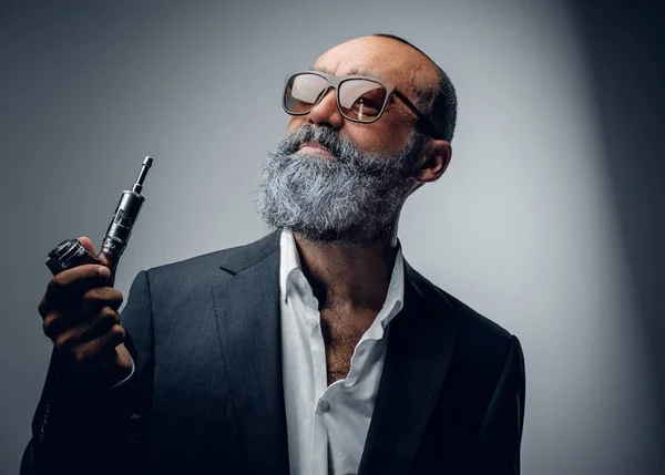 Porträt Eines Eleganten Älteren Mannes Anzug Und Sonnenbrille Der Raucht — Stockfoto