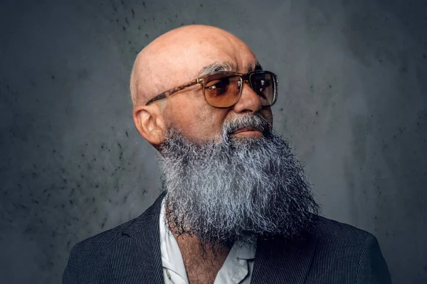 Studio Zdjęcie Przystojnego Starszego Mężczyzny Hipstera Ubranego Stylowy Płaszcz Okulary — Zdjęcie stockowe