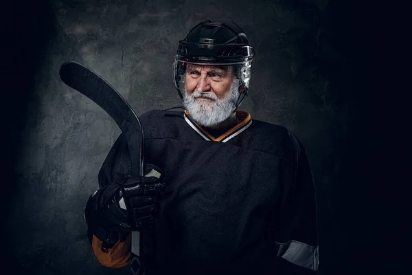 Студійний Знімок Сірого Волосся Хокеїста Одягнений Захисний Спортивний Одяг Тримає — стокове фото