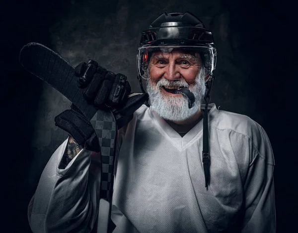 Студійний Знімок Щасливого Сірого Волосатого Дідуся Хокеїста Одягненого Білий Спортивний — стокове фото