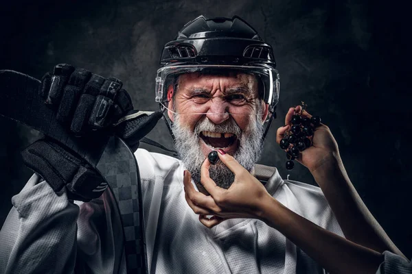 Постріл Злий Хокеїст Годується Виноградом Жінкою Темному Тлі — стокове фото