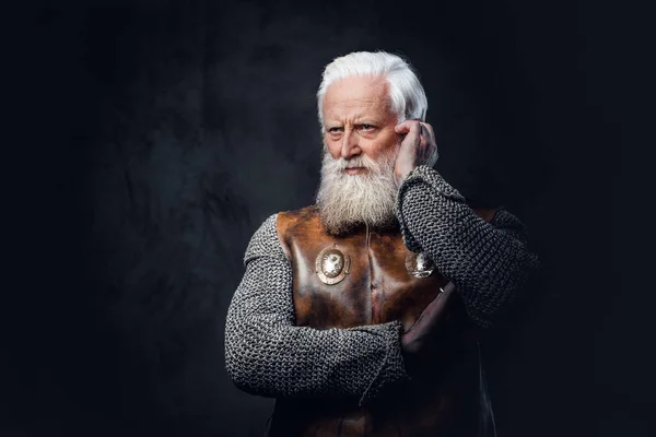 Retrato Guerreiro Envelhecido Antigo Pensativo Vestido Com Malha Malha Armadura — Fotografia de Stock