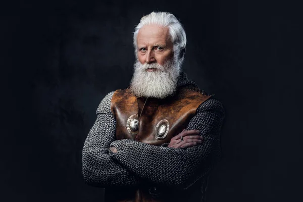 Tiro Cabelos Grisalhos Soldado Medieval Vestido Com Roupas Blindadas Posando — Fotografia de Stock