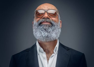 Yakışıklı son sınıf iş adamının şık bir palto ve güneş gözlüğü giymiş fotoğrafı..