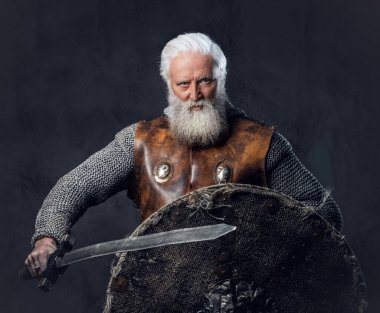 Beyaz saçlı ortaçağ şövalyesi, uzun sakallı, zırhlı, zırhlı ve prangalı..