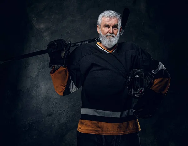 Студійний Знімок Професійного Хокеїста Головним Убором Хокейною Паличкою — стокове фото