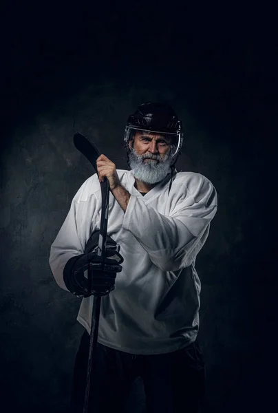 Фото Пожилого Человека Спортивной Белой Одежде Шлеме Хоккейной Клюшкой — стоковое фото