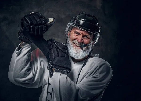 Студійний Знімок Щасливого Сірого Волосатого Дідуся Хокеїста Одягненого Білий Спортивний — стокове фото