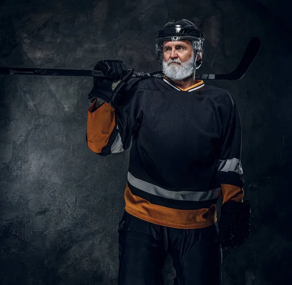 Знімок Старшого Хокеїста Чорному Спортивному Одязі Шоломі Тримає Хокейну Палицю — стокове фото