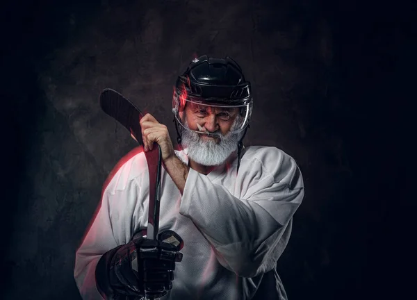 Fotografie Seniora Oblečeného Sportovních Bílých Šatech Helmě Držící Hokejku — Stock fotografie