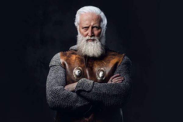 Tiro Cabelos Grisalhos Soldado Medieval Vestido Com Roupas Blindadas Posando — Fotografia de Stock