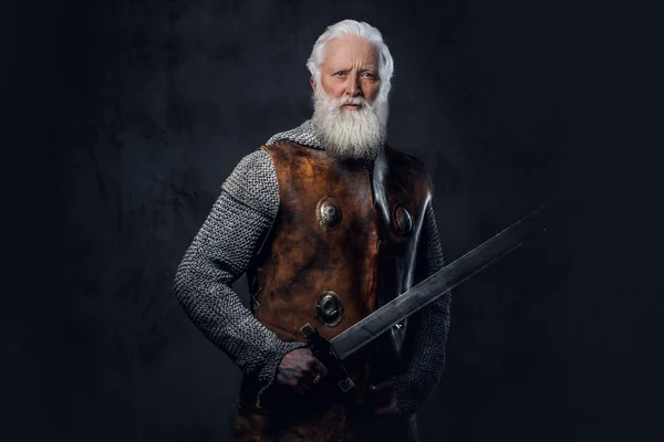 Estúdio Tiro Guerreiro Idoso Medieval Vestido Com Roupas Blindadas Segurando — Fotografia de Stock