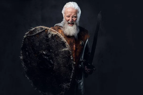 Porträt Eines Wütenden Alten Ritters Kettenhemd Mit Schild Und Schwert — Stockfoto