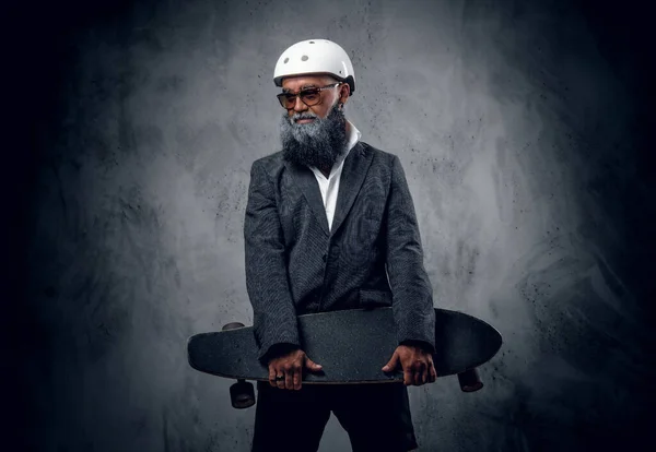 Studioaufnahme Eines Sportlichen Seniors Eleganter Freizeitkleidung Mit Skateboard — Stockfoto